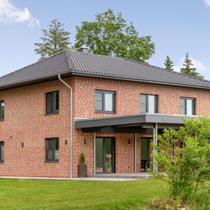 Moderne Bauweise mit Hohlfalzziegel Z5 in trendiger Mattglasur