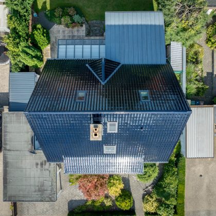 Satteldach mit Flachdachziegel J13v in marineblau aus der Vogelperspektive fotografiert