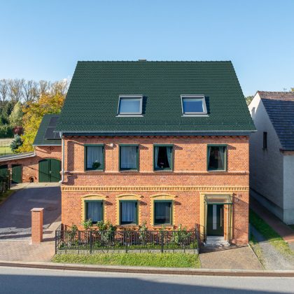 Auf saniertem Klinkerhaus ist unser tannengrüne Berliner Biber gedeckt